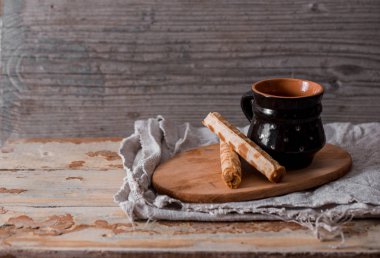 Bir fincan çay kahve, çikolata, kopya alanı. Sonbahar soğuk yağmurlu günler için sıcak bir içecek. Hygge kavramı, Sonbahar ruh hali. tatlı hamur işleri, rustik tarzı, kil cup ile çay