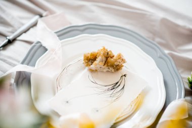 dekor, çiçekler, siyah ve altın dekor düğün, mumlar. Düğün tablo ayarı, sarı çiçekler, Okaliptüs yaprakları, Güzel Sanatlar