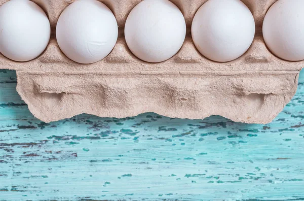 将鸡蛋和鸭蛋混合在纸盒上, 将鸡蛋和鸭蛋排成一行 — 图库照片