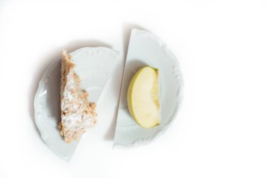 kırmızı elma vs kırmızı kadife keki - sağlıklı gıda veya abur cubur arasında snack karar