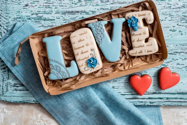 Pan de jengibre hecho en casa con letras de amor para el Día de San Valentín situado en un fondo oscuro, vista superior — Foto de Stock