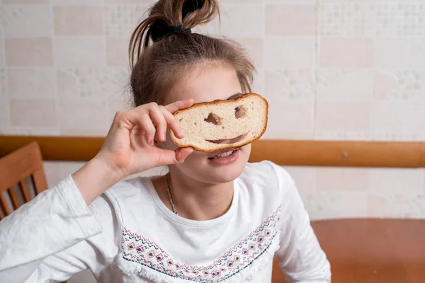 Две Девушки Дурачатся Смеются Шутки Улыбки Сестры Едят Белый Хлеб — стоковое фото