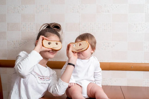 Duas Raparigas Brincam Riem Piadas Sorrisos Irmãs Comem Pão Branco — Fotografia de Stock