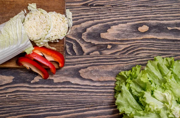 Lechuga Verde Fresca Col Pimiento Rojo Dulce Sobre Fondo Madera — Foto de Stock