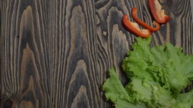 Taze yeşil marul, lahana, tatlı kırmızı biber ahşap arka plan üzerinde. Vejetaryen sebze salatası yemek pişirmek için. Diyet ve sağlıklı beslenme. El lahana keser