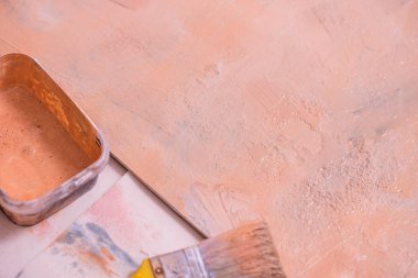 bir ahşap tahta bir rulo ile pembe boya genç bir beyaz adam, bir çalışma ceket, closeup. kopya spacy