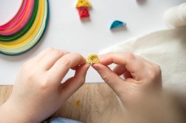 Quilling tekniği. Dekorasyon veya tebrik kartı yapmak. Kağıt şeritler, çiçek, makas. Tatil el yapımı el sanatları: doğum günü, anne veya Babalar günü, Mart 8, düğün. Çocuk DIY kavramı