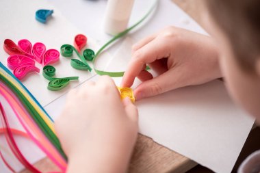 Quilling tekniği. Dekorasyon veya tebrik kartı yapmak. Kağıt şeritler, çiçek, makas. Tatil el yapımı el sanatları: doğum günü, anne veya Babalar günü, Mart 8, düğün. Çocuk DIY kavramı