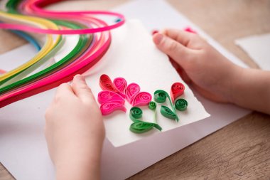 Quilling tekniği. Dekorasyon veya tebrik kartı yapmak. Kağıt şeritler, çiçek, makas. Tatil el yapımı el sanatları: doğum günü, anne veya Babalar günü, Mart 8, düğün. Çocuk DIY kavramı