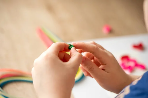 Quillingu Dokonywanie Dekoracje Lub Karty Pozdrowieniami Paski Papieru Kwiat Nożyczki — Zdjęcie stockowe