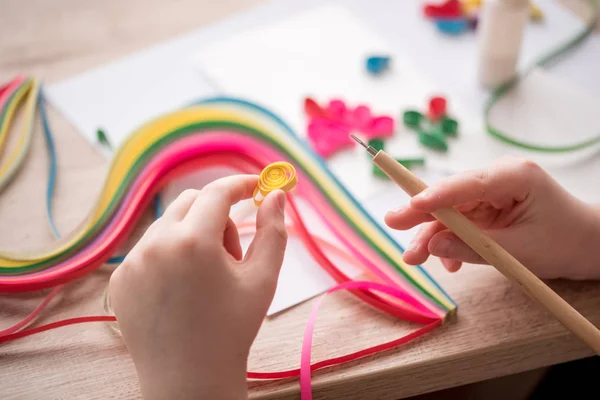 Técnica Quilling Hacer Decoraciones Tarjetas Felicitación Tiras Papel Flores Tijeras —  Fotos de Stock