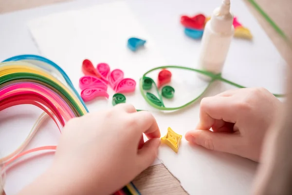 Técnica Quilling Fazendo Decorações Cartão Saudação Tiras Papel Flor Tesoura — Fotografia de Stock