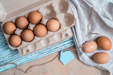 Paskalya Paskalya yumurtaları ahşap mavi zemin üzerine. Kopya alanı ile Üstten Görünüm