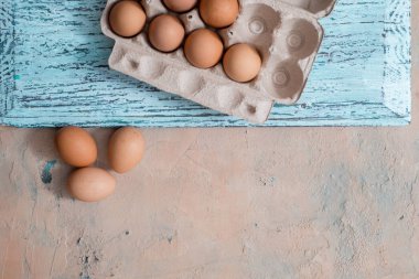 Paskalya Paskalya yumurtaları ahşap mavi zemin üzerine. Kopya alanı ile Üstten Görünüm