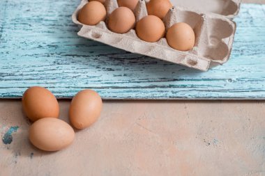 Paskalya Paskalya yumurtaları ahşap mavi zemin üzerine. Kopya alanı ile Üstten Görünüm