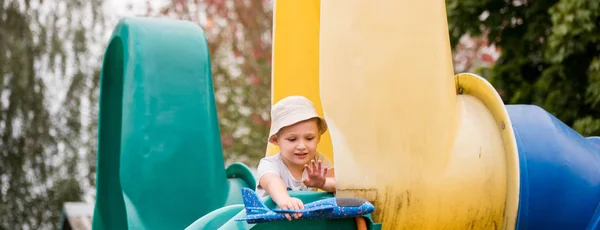 Баннер Хлопчик Грає Іграшковим Літаком Парку Сонячний День — стокове фото