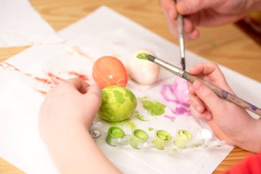 Ester yumurta boyama sırasında tutan çocuğun el ile kapatın. Mutlu ester kavramı.