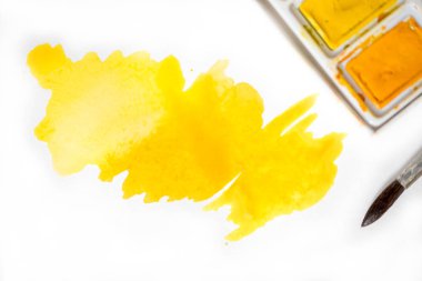 Soyut sarı arkaplan. İzole edilmiş beyaz arkaplanda sarı suluboya lekesi.