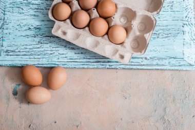 Paskalya Paskalya yumurtaları ahşap mavi zemin üzerine. Kopya alanı ile Üstten Görünüm