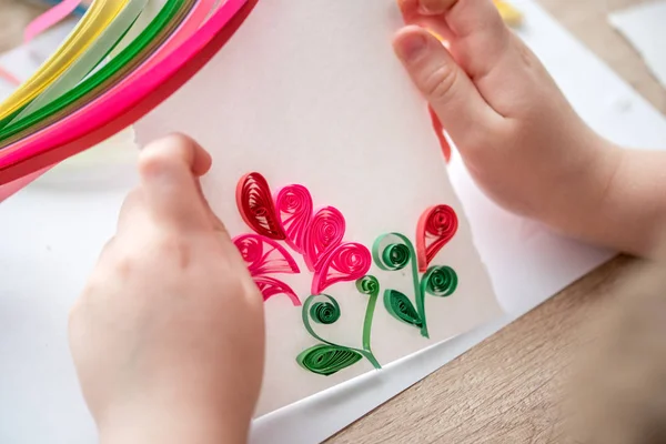 Quilling tekniği. Dekorasyon veya tebrik kartı yapmak. Kağıt şeritler, çiçek, makas. Tatil el yapımı el sanatları: doğum günü, anne veya Babalar günü, Mart 8, düğün. Çocuk DIY kavramı