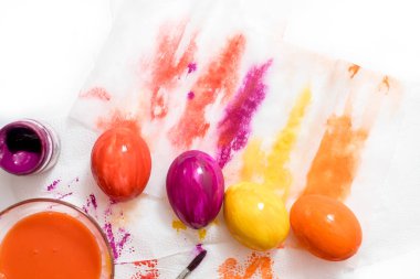 Pastel Paskalya yumurta Paskalya için boyama işlemi yumurta. kağıt üzerinde çok renkli boya. Parlak yumurta sarı, turuncu, kırmızı ve mor.