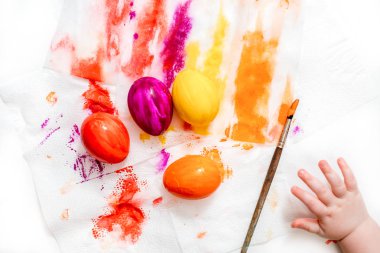 Anne, baba ve oğul resim yumurta vardır. Mutlu aile Paskalya için hazırlanıyor.