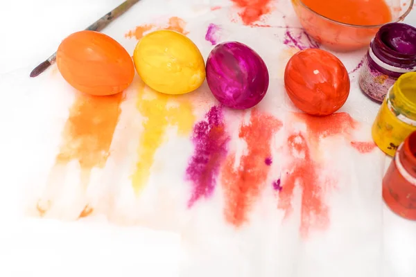 Μικροσκοπικό υφαμένο καλάθι γεμάτο με καραμέλες παστέλ χρώμα αυγών σε παστέλ ακουαρέλας φόντο με περισσότερες καραμέλες και σχήμα κουπάτ καρδιά — Φωτογραφία Αρχείου