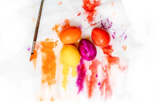 Pequena cesta tecida preenchida com doces de ovos coloridos pastel no fundo aquarela pastel com mais doces e cortador de biscoitos em forma de coração — Fotografia de Stock