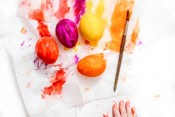 Moeder, vader en zoon zijn schilderij eieren. Gelukkige familie bereiden zich voor op Pasen. — Stockfoto