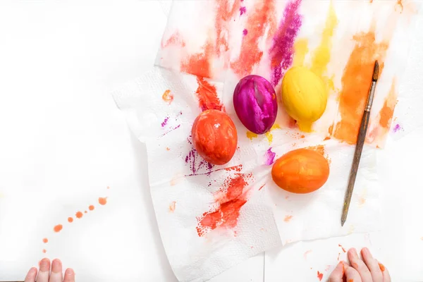Moeder, vader en zoon zijn schilderij eieren. Gelukkige familie bereiden zich voor op Pasen. — Stockfoto