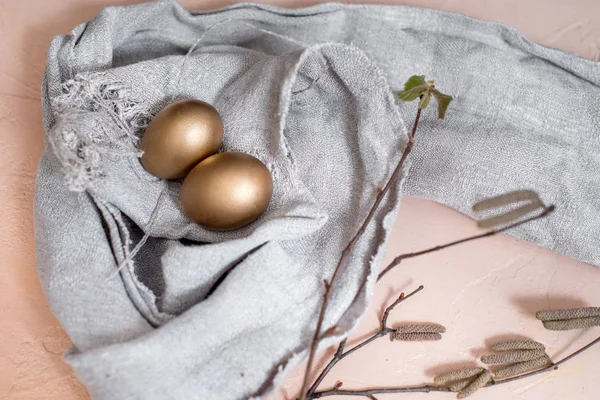 复活节快乐彩蛋套传统鸡蛋的颜色与春天盛开的柳树树枝在白色背景下分离。复活节快乐的概念, 奢华和成功 — 图库照片