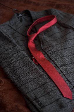 Modern insan aksesuarları, yakın çekim. Siyah papyon, deri ayakkabı, kemer ve Beyaz ahşap rustik arka planda yaka çiçeği çiçek. Eşyası izole üzerinde beyaz arka plan resmi stil kümesi.