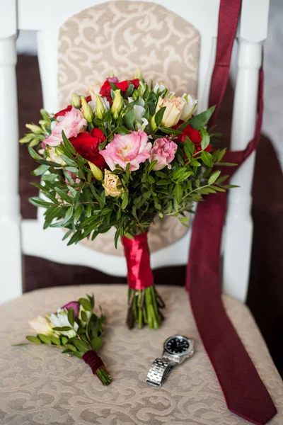 Primer plano de los accesorios de hombre moderno. Corbata negra, zapatos de cuero, cinturón y boutonniere de flores sobre fondo rústico de madera blanca. Set para el estilo formal de llevar aislado sobre fondo blanco . — Foto de Stock