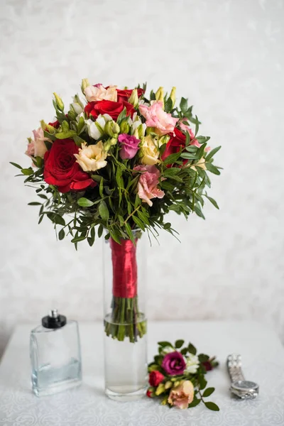 Свадебный букет из красных роз и белых цветов фрезии на деревянном столе. Букет невест . — стоковое фото