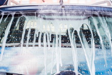 Araba yıkama. Yüksek basınçlı su kullanarak araba temizleme.