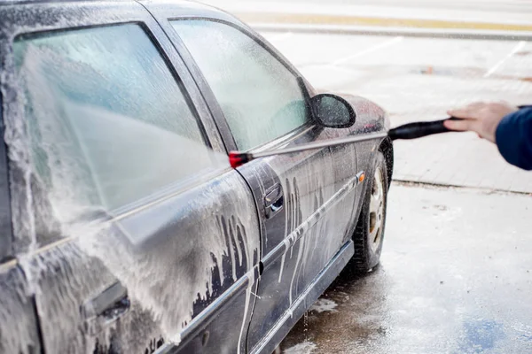Lavagem de carros, muita água e espuma. gotas gotejar pelas janelas do carro . — Fotografia de Stock