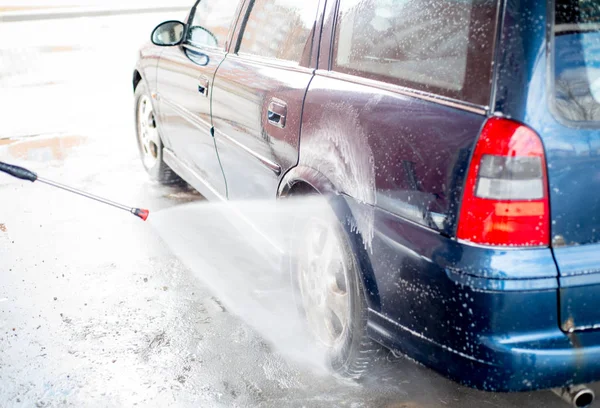 Lavagem de carros, muita água e espuma. gotas gotejar pelas janelas do carro . — Fotografia de Stock