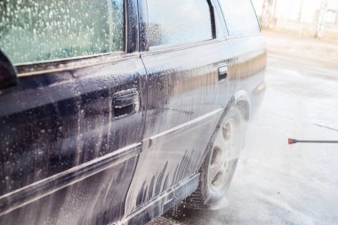 Araba yıkama. Yüksek basınçlı su kullanarak araba temizleme.