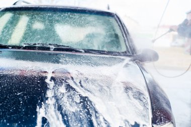 Araba yıkama. Yüksek basınçlı su kullanarak araba temizleme.