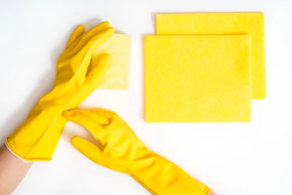 Rengjøring av huset og temaet sanitær: Hånd som holder en gul svamp våt med skum isolert på hvit bakgrunn i studio – stockfoto