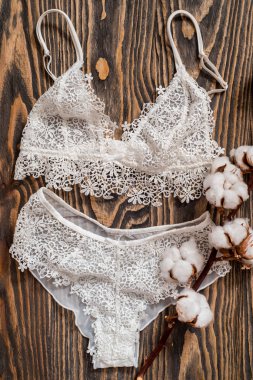 Pamuk külot ve sutyen beyaz çizgili. Kadın iç çamaşırı beton zemin üzerine. Üstten Görünüm moda kadın iç çamaşırı bir kadeh. Doğal yumuşak kumaş