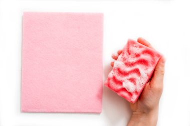 Temizlik için pembe lateks eldiven giymiş kadınların elleri