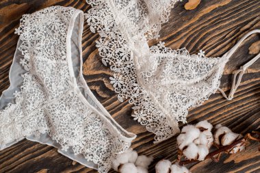 Pamuk külot ve sutyen beyaz çizgili. Kadın iç çamaşırı beton zemin üzerine. Üstten Görünüm moda kadın iç çamaşırı bir kadeh. Doğal yumuşak kumaş