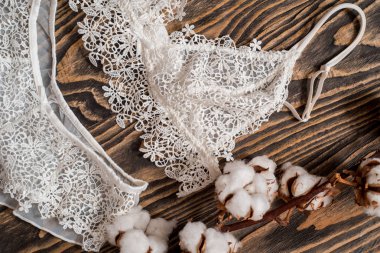 Pamuk külot ve sutyen beyaz çizgili. Kadın iç çamaşırı beton zemin üzerine. Üstten Görünüm moda kadın iç çamaşırı bir kadeh. Doğal yumuşak kumaş