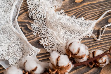 Pamuk külot ve sutyen beyaz çizgili. Kadın iç çamaşırı beton zemin üzerine. Üstten Görünüm moda kadın iç çamaşırı bir kadeh. Doğal yumuşak kumaş