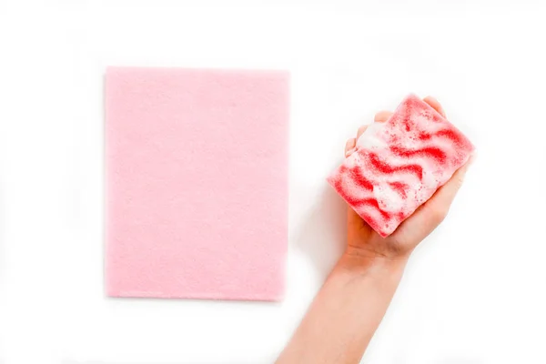 Manos de mujer con guantes de látex rosa para limpiar — Foto de Stock