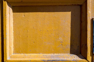 Güzel eski, vintage, rustik, çatlak turkuaz boya ahşap kapı ve paslı demir kilit ve anahtar deliği bir arka plan olarak