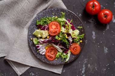 Taze sebze - kırmızı lahana, pancar, patlıcan, biber, sarımsak, domates, karanlık bir arka plan üzerinde otlar. Ham maddeler. Gıda arka plan