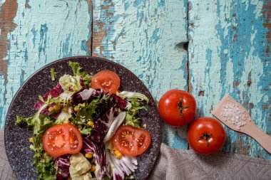 Vegan salata fasulye köfte, avokado ve beyaz zemin üzerine beyaz tabak içinde salatalık ile.