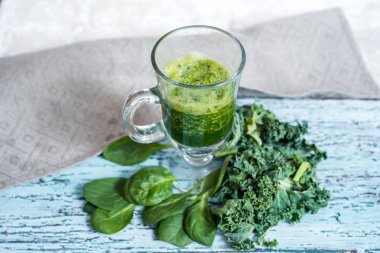 Yeşil smoothie. Apple ıspanak sebze güler yüzlü beyaz taş masada malzemelerle